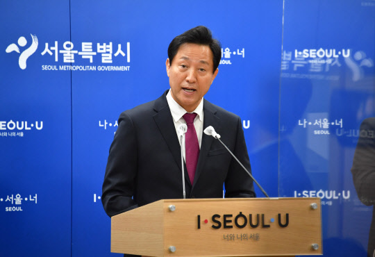 오세훈 서울시장이 지난 27일 서울 중구 서울시청 브리핑룸에서 광화문광장 재구조화 공사 보완·지속 입장을 설명하고 있다.[서울시 제공]